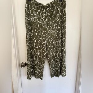 Green and White Patterned Capris